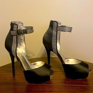 Sexy black heels, with strap and detailed with crystals!